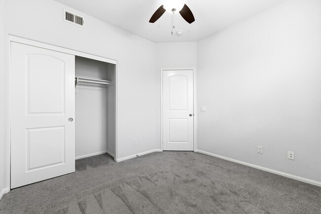 Building Photo - 1460 Mockingbird Ct