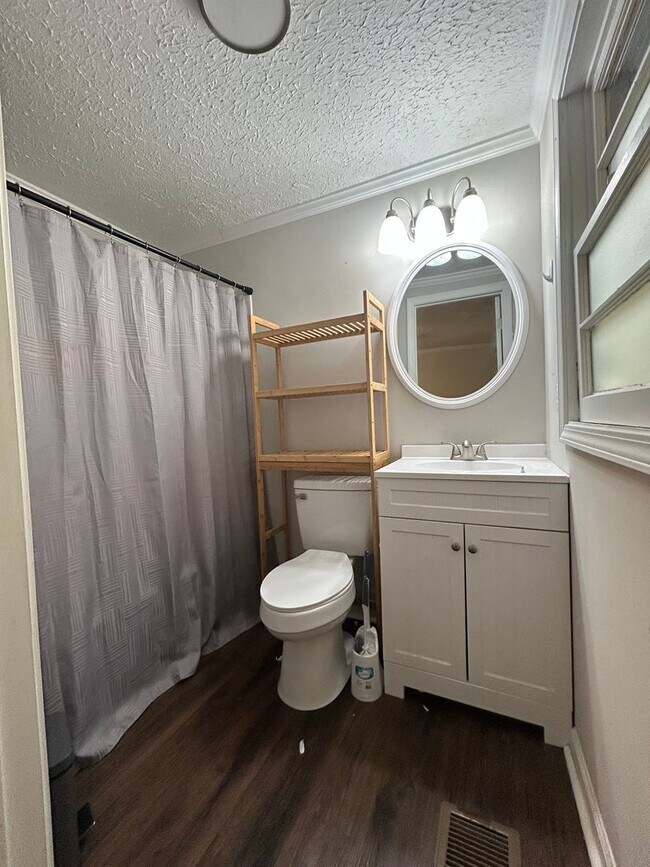 Building Photo - Beautiful 3 bedroom 2 bath home