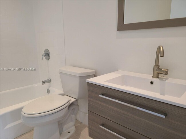 Building Photo - 999 Brickell Bay Dr