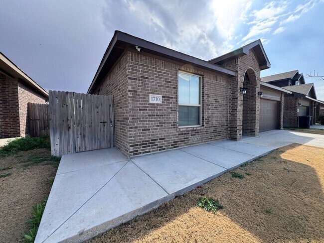 Building Photo - 1710 Wrigley Dr