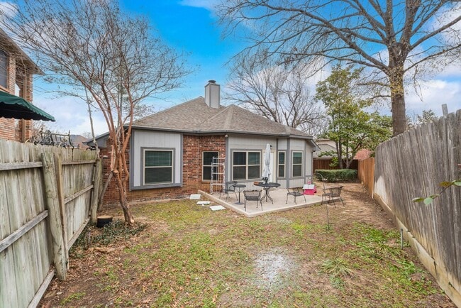 Building Photo - Garden haven 3 bed 2 bath home in H-E-B school district