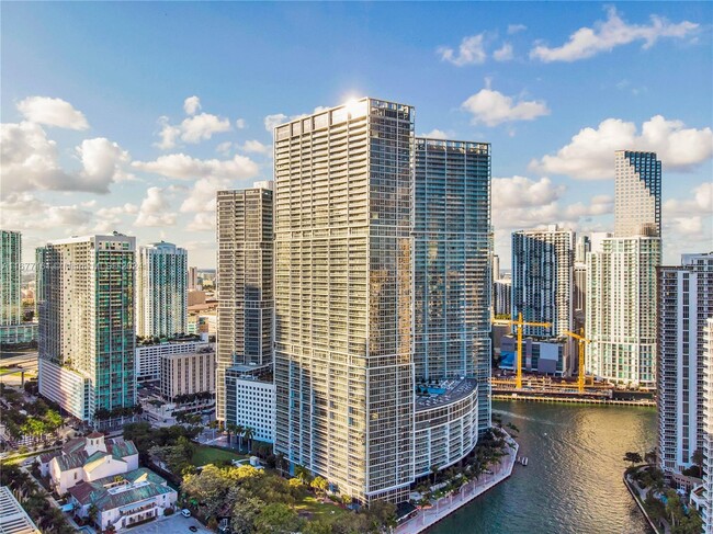 Building Photo - 495 Brickell Ave