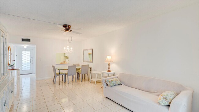 Building Photo - 7787 Golf Cir Dr