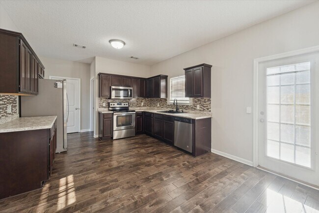 Building Photo - AVAILABLE NOW! (Pet Friendly)