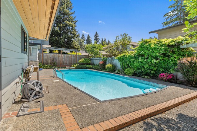 Building Photo - Beautiful West Facing Houghton Home with p...