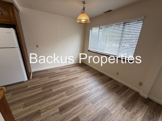 Building Photo - 529 Laine St