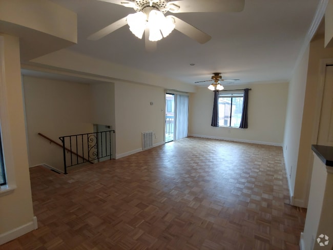 Building Photo - 17 Newport Ct