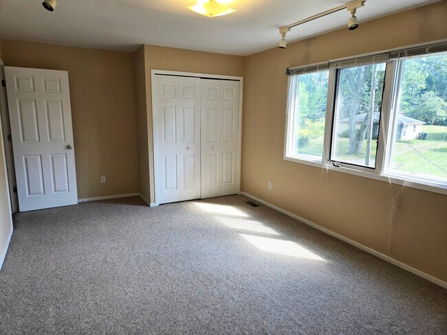 Building Photo - 1664 S Newman Rd