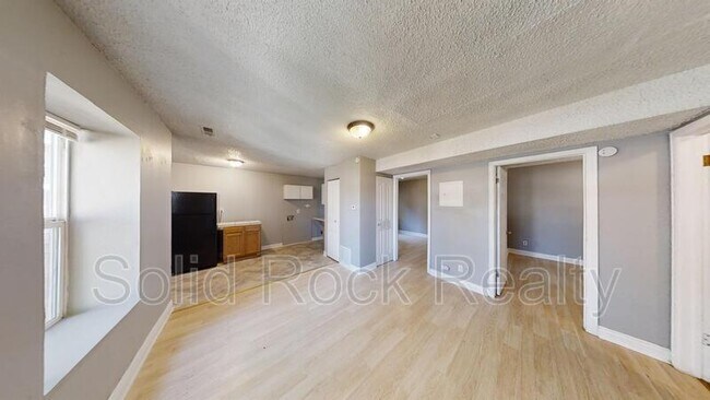 Building Photo - 714 E 3rd St