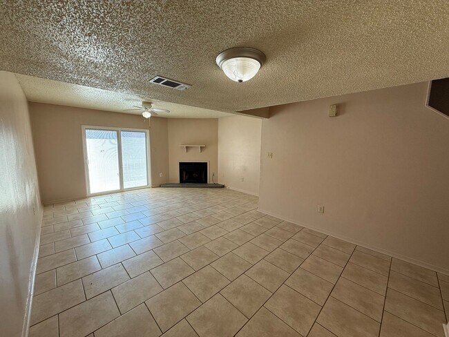Building Photo - 2 bedroom 2 bath town home in a gated community