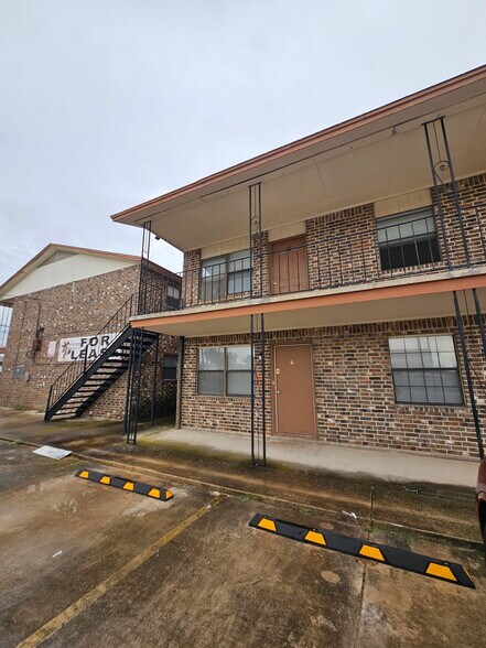 Building Photo - 102 E Avenue A