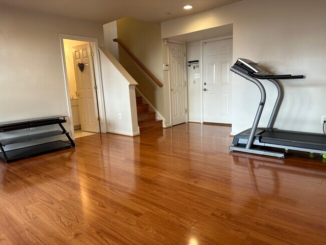 Basement with fullbath - 43690 Phelps Ter