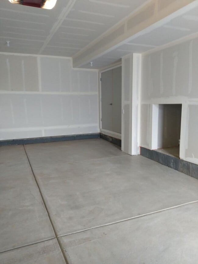 Building Photo - $500 Move in incentive! Just reduced $2495...