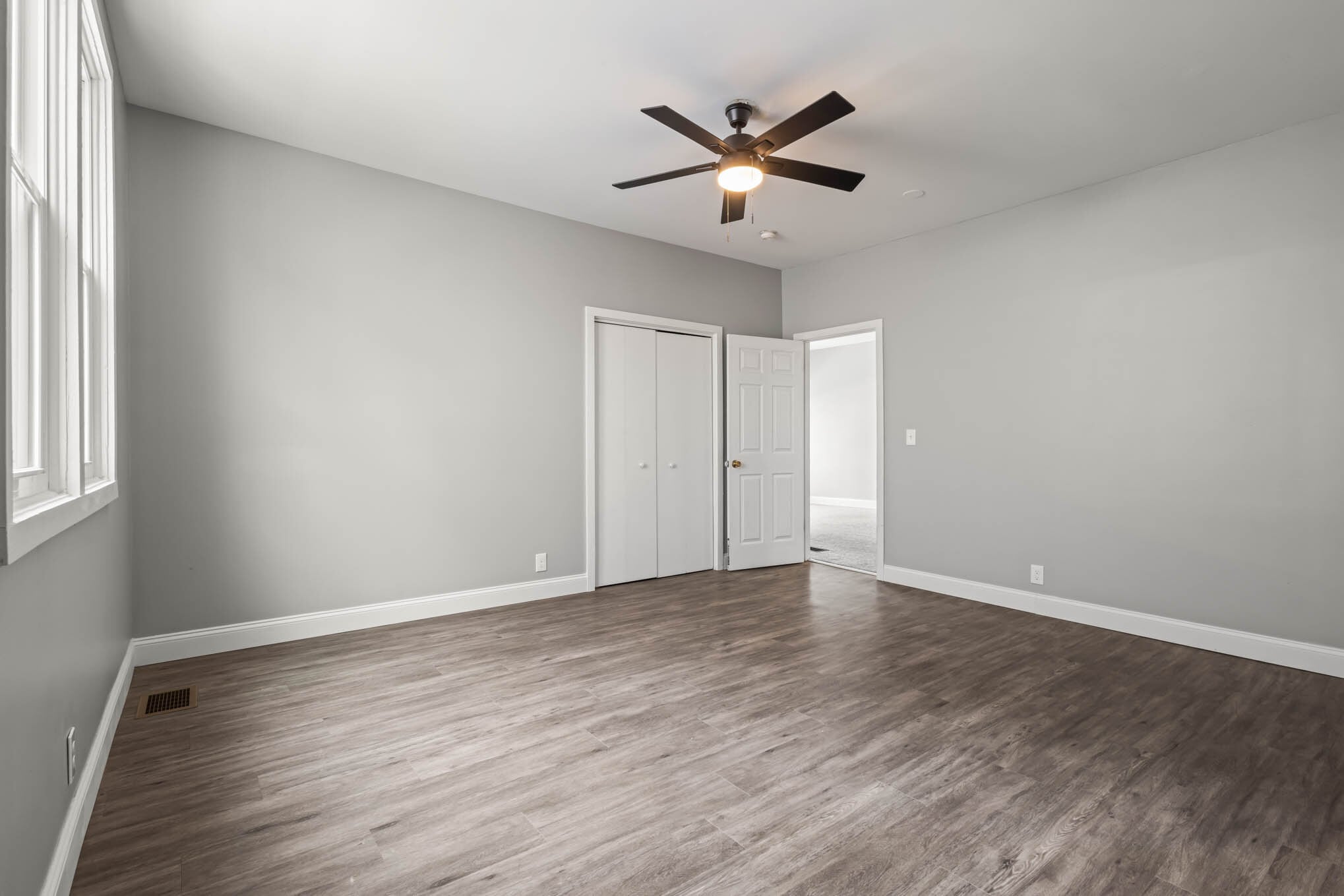 Building Photo - 208 S Swan St