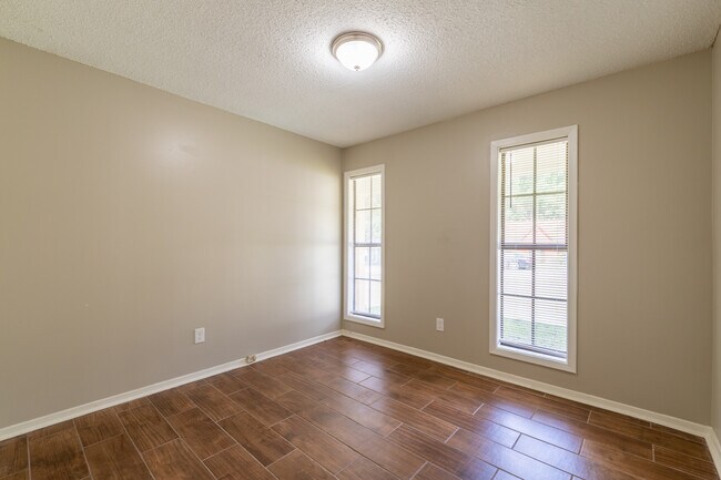 Building Photo - 3869 Winwood Dr