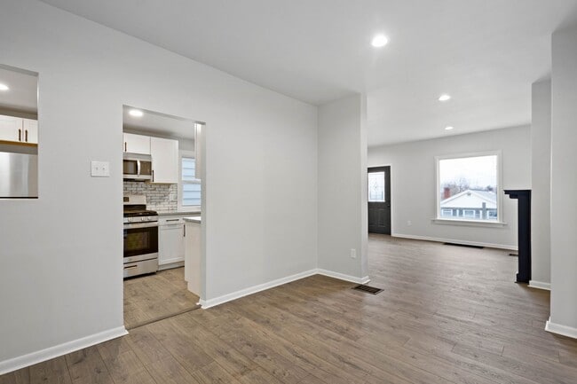 Building Photo - Gorgeous 4 bedroom home in Carrick available May 1!