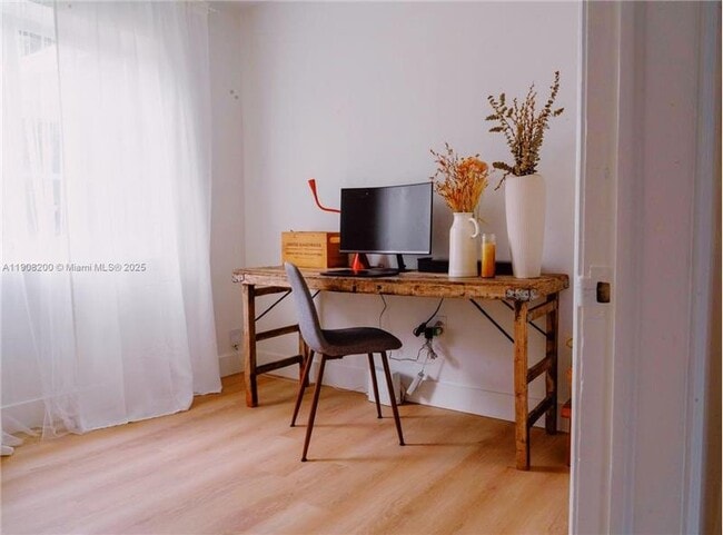 Building Photo - 1075 NE 120th St