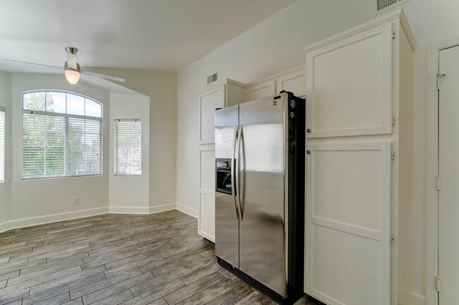 Building Photo - 2014 E Glenhaven Dr