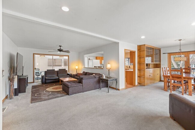 Building Photo - Style Meets Location 3 Bedroom 3 Bathroom Single Family Home - Must See