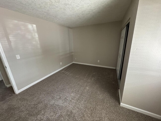 Building Photo - 2 Bedroom Ground Level Unit - Oregon City