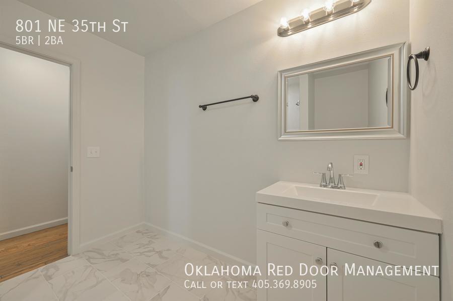 Building Photo - 801 NE 35th St