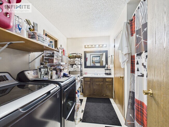 Building Photo - Welcome to this charming 3-bedroom, 1-bathroom home