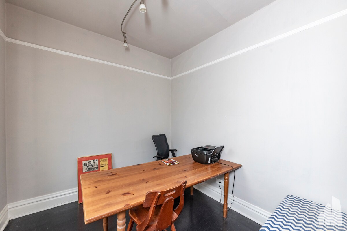 Building Photo - 842 W Waveland Ave