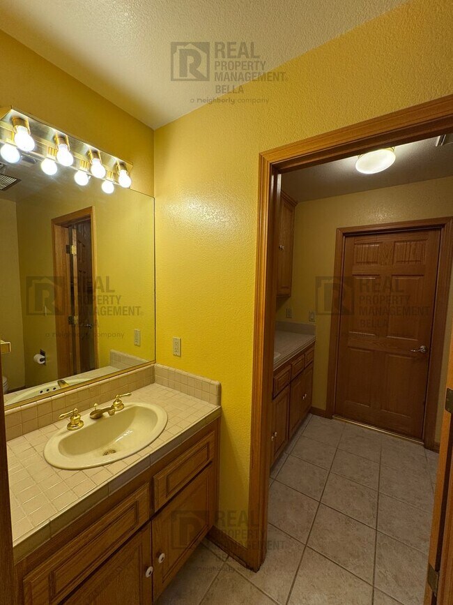 Building Photo - Waterfront Living in Canyon Lake!