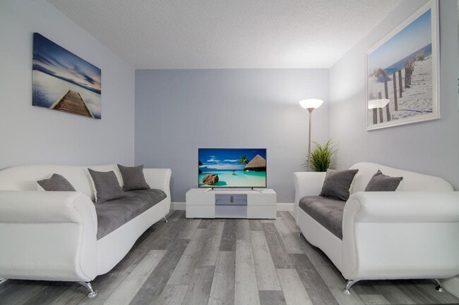 Building Photo - 320 S Surf Rd