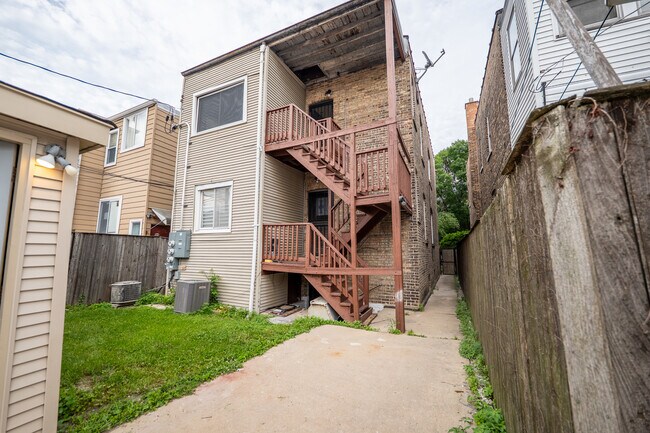 Building Photo - 1640 N Linder Ave