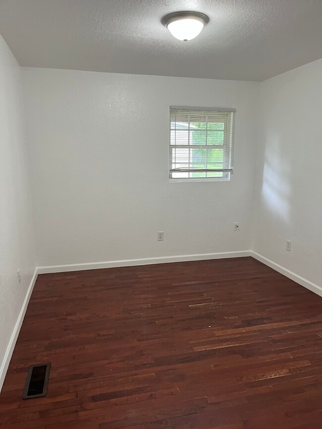 Building Photo - 211 Cookies Wy