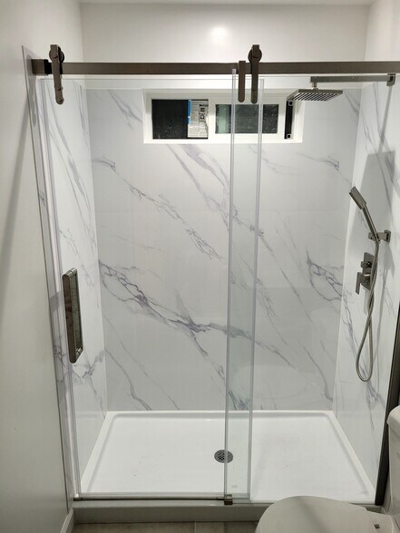 Master bathroom - 14149 Flomar Dr