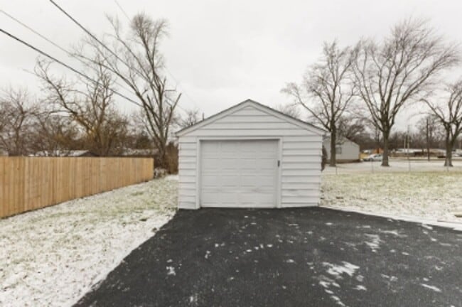 Building Photo - 1950's Charming 3 Bed Available Now!!