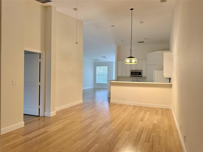 Building Photo - 10495 SW West Park Ave