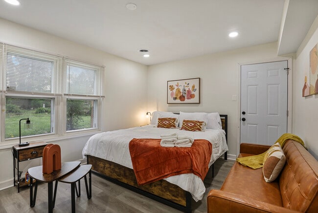 Building Photo - 366 N Hemlock Ave