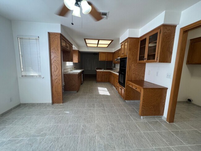 Building Photo - Discover the Jewel of Madera 4-bedroom 3-bath