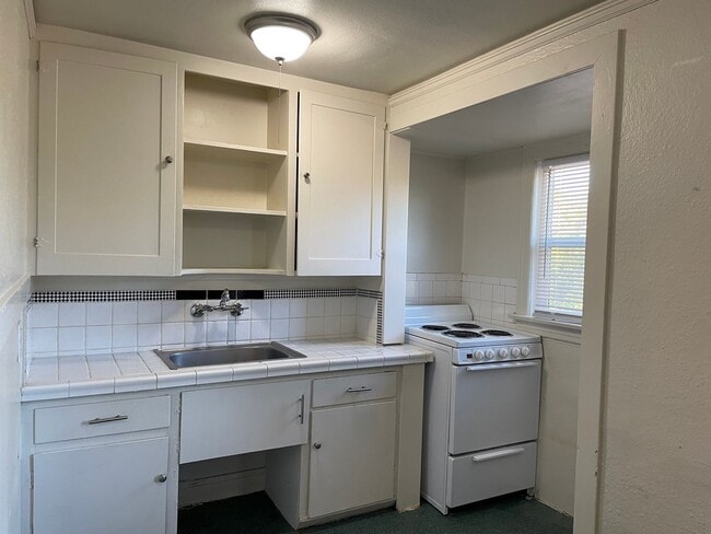 Building Photo - Charming Upstairs Apartment