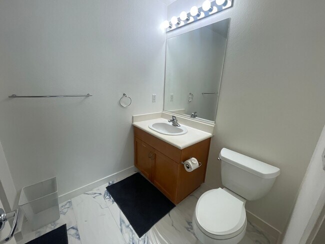 Building Photo - Spacious 3 bedroom / 2.5 Bath Apartment in...