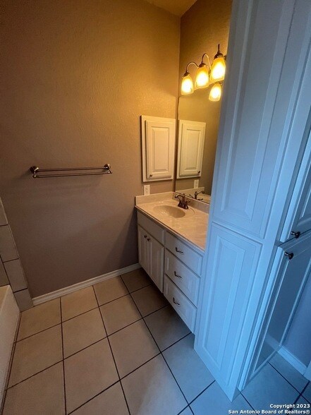 Building Photo - 1835 White Tail Ln