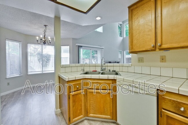 Building Photo - 1999 Garden Bing Cir