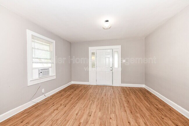 Building Photo - 802 N Denny St