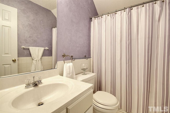 Building Photo - Room in House on Daingerfield Dr