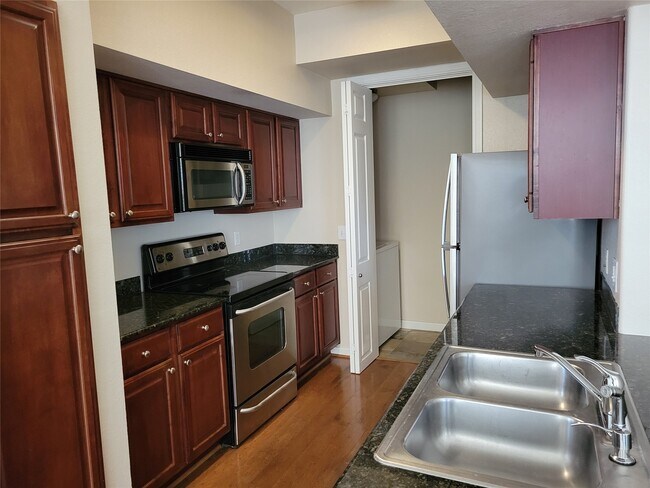 Building Photo - 7575 Kirby Dr