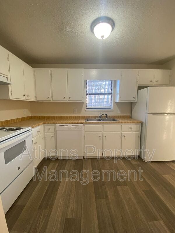 Building Photo - 131 Pinehurst Ct