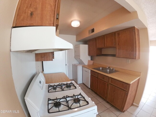 Building Photo - 2403 Red Sails Dr