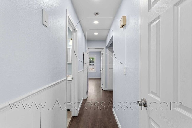 Building Photo - 402 Davis St