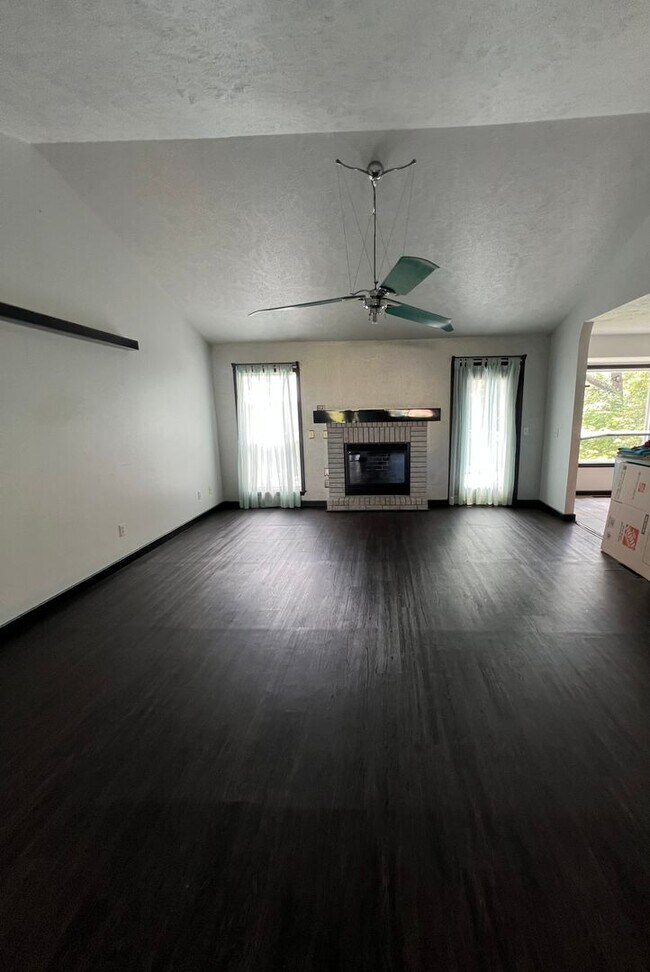 Building Photo - Spacious Basement Home with Breathtaking Views!!!