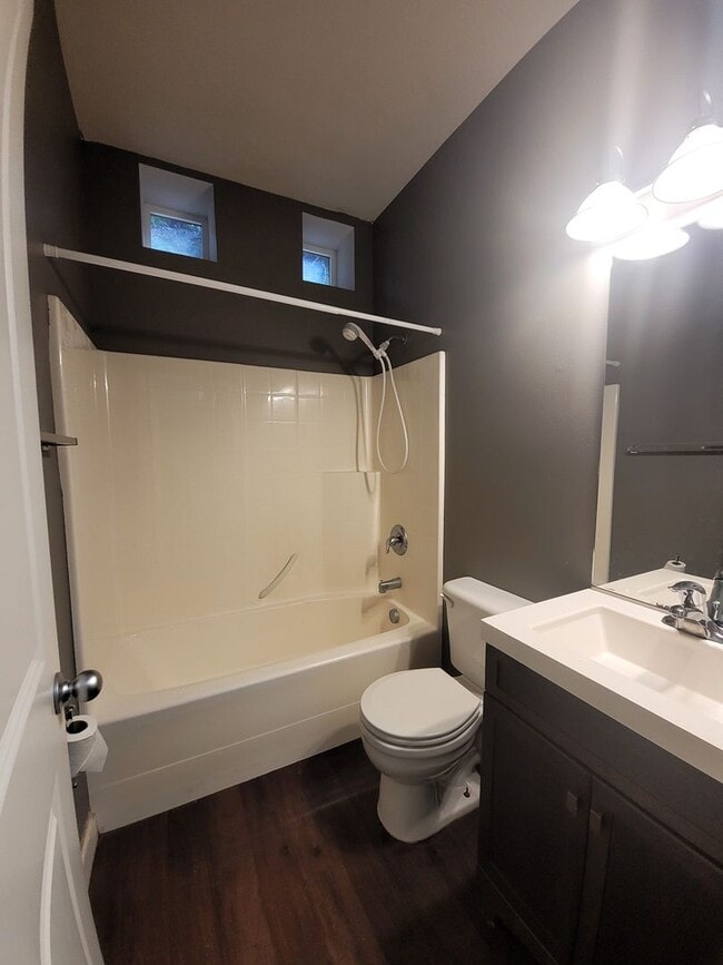 Building Photo - Spacious 3 Bedroom Home with Garage