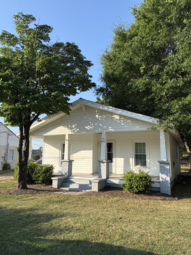 Building Photo - 604 E Church St