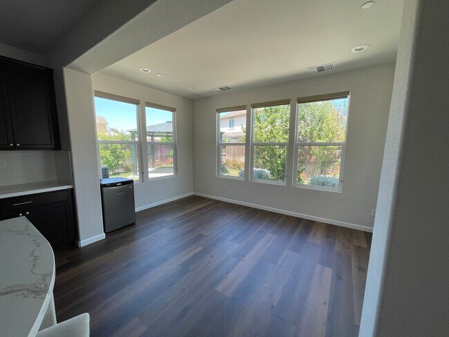 Building Photo - 427 Avignon Way